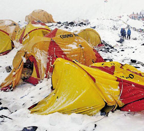 
        생지옥 된 베이스캠프 - 네팔 대지진으로 발생한 대규모 눈사태가 25일 해발 5334m에 있는 에베레스트산 베이스캠프를 덮치면서 산악인들이 머물던 텐트가 종잇조각처럼 구겨졌다. /AP 뉴시스
