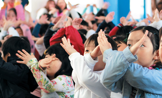 지난 18일 성내초등학교 1학년 학생 200명이 성폭력 예방 인형극을 보고있다.