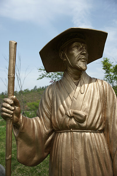 전남 화순군 동복면 구암리 종명지 근처 정자에 서 있는 김삿갓의 동상이다. 아름다운 봄날 시인의 감성을 자극할 것이다.