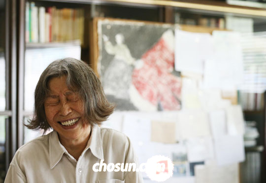 
		‘뒷광대’ 이병복은 아들만 자식이던 시절에 딸로 태어나 아버지의 뒤에서, 그림에만 미쳐 살던 남자를 만나 남편의 뒤에서, 배우만 눈에 띄던 시대에 무대의 뒤에서 평생을 보냈다. “사랑해서 버텼느냐”는 질문에 “사랑 같은 고답적인 건 모르겠고, 좋았는갑제”라고 했다. 좀체 크게 웃지 않는 구순의 예술가는 지난 4일 서울 중구 장충동 작업실에서 ‘내 새끼 같은’ 작품들 얘기를 하다 열여섯 여중생처럼 웃음을 터뜨렸다. / 이태경 기자
