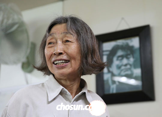 
	이병복의 작업실에는 2011년 별세한 남편 권옥연 화백의 사진(오른쪽)이 곳곳에 걸려 있다. 
