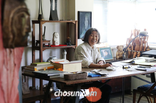 
	무대미술가 이병복은 오전 7시에 일어나 오후 9시까지 쉬지 않고 움직이며 작업을 한다.
