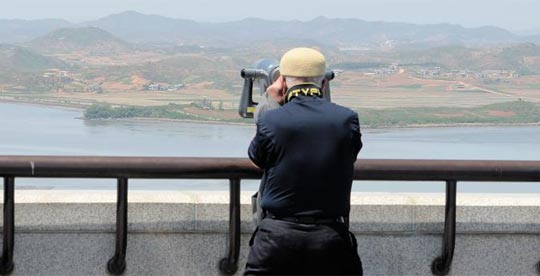 북녘이 궁금해 - 북한의 잠수함 발사 탄도미사일(SLBM) 시험으로 남·북 간 긴장이 높아진 10일 한 관광객이 경기 파주시 오두산 통일전망대에서 북한 일대를 망원경으로 바라보고 있다.