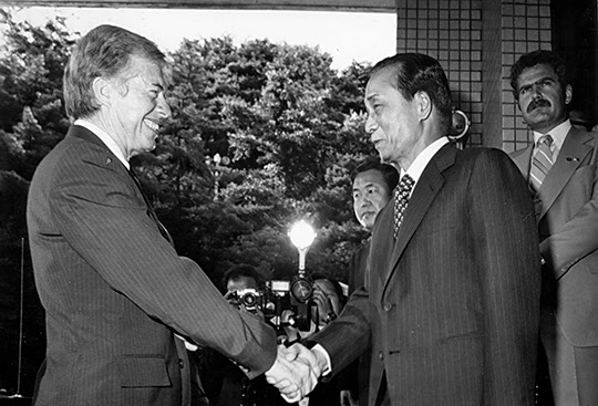 1979년 6월 30일 박정희 대통령이 정상회담 차 방문한 지미 카터 미국 대통령과 악수하고 있다. /조선일보DB