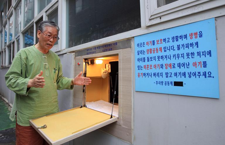 
	2011년 5월 20일 서울 신림동 주사랑공동체의 이종락 목사가 현재 운영중인 베이비박스에 대해 설명하고 있다. 이 목사는 ＂보건복지부에서 이 박스를 불법설치물로 간주해 철거하라는 얘기를 들었지만 버려지는 아기들을 생각하면 대안이 없다＂고 얘기했다.
