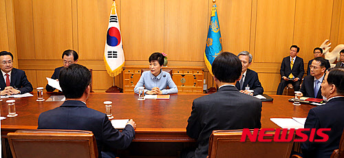 
	박근혜 대통령이 12일 오전 청와대에서 열린 외교안보장관회의를 주재하고 있다. /뉴시스
