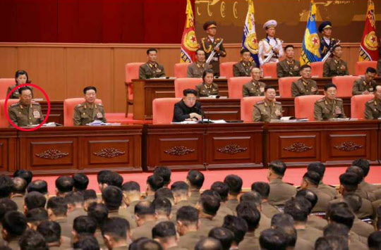 국가정보원은 13일 오전 국회 정보위원들에 대한 긴급 브리핑에서 “북한 현영철 인민무력부장이 최근 불경죄로 숙청당한 것으로 확인됐다”고 보고했다. 사진 빨간선 안은 지난 4월 제5차 훈련일군대회에 참석한 현영철./뉴시스