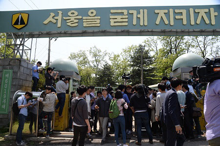 
	13일 오전 총기사고가 발생한 서울 내곡동 강동송파 예비군훈련장 입구에 많은 취재진들이 몰려 있다. /뉴시스
