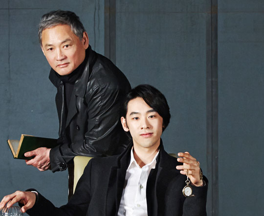 셰익스피어 연극‘페리클레스’에서 주인공 페리클레스의 노소(老少)를 나눠 연기한 유인촌(왼쪽)과 남윤호(본명 유대식).