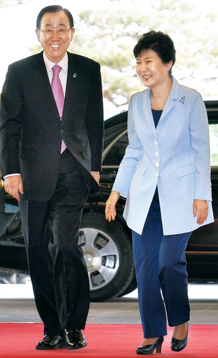박근혜(오른쪽) 대통령이 20일 청와대를 방문한 반기문(왼쪽) 유엔 사무총장과 함께 접견실로 향하고 있다.