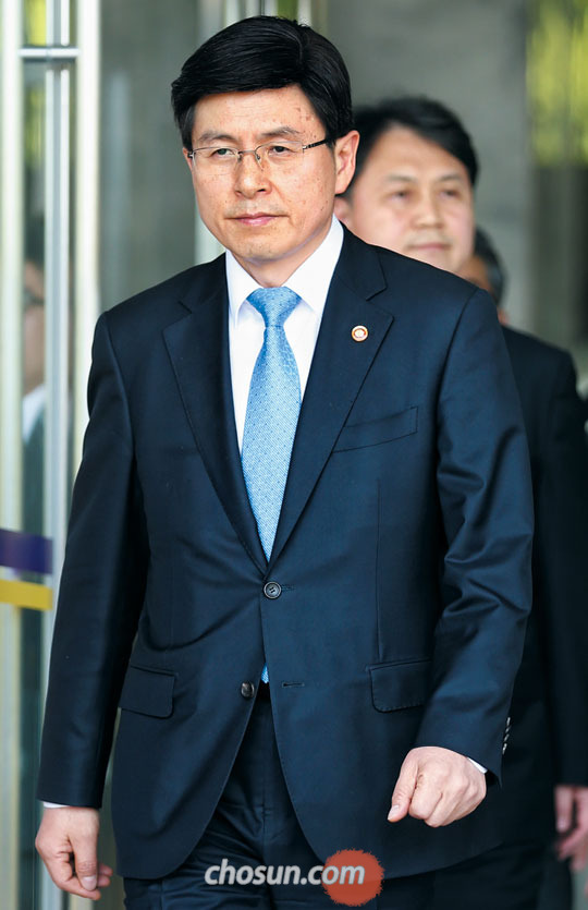 
	국무총리 후보자에 지명된 황교안 법무장관이 21일 정부 과천청사의 법무부 건물에서 나오고 있다.
