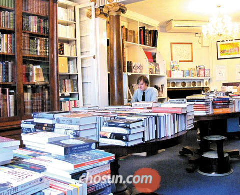 전형적인 동네 서점‘헤이우드 힐’의 실내. 책장 속과 탁자 위에는 책 수천여권이 빼곡하게 쌓여 있었다. / 런던=윤형준 기자