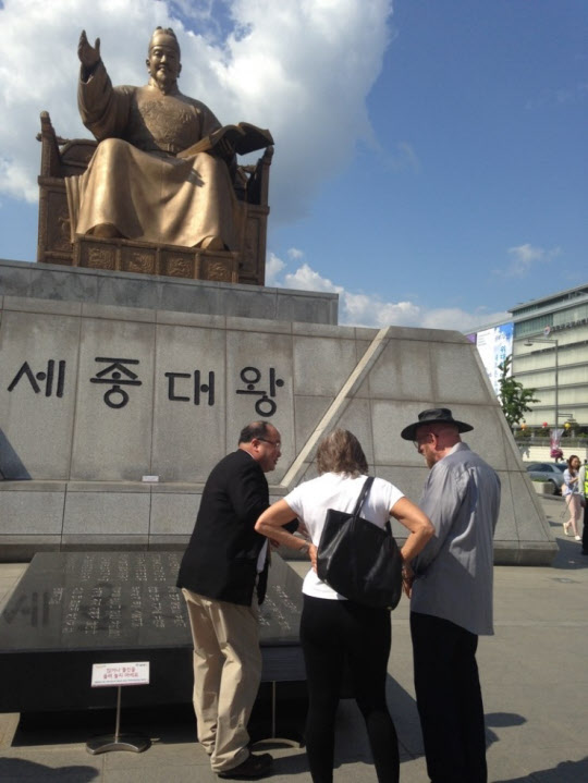 Kip 부부에게 한글의 원리를 설명하고 있는 필자.