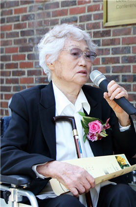 전쟁으로 배움 기회 갖지 못한  90대 할머니, 삼육대에 10억원 기부