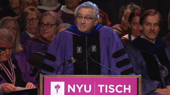 
		뉴욕대(NYU) 예술대 티시(Tisch) 스쿨 졸업식 연사로 초청 받아 연단에 선 영화배우 로버트 드니로 /미국 뉴욕대 티시스쿨 제공
