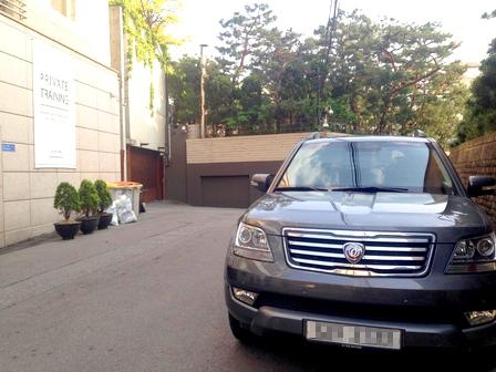 정의선 부회장의 집 앞에는 기아차의 SUV ‘모하비’가 세워져 있다.