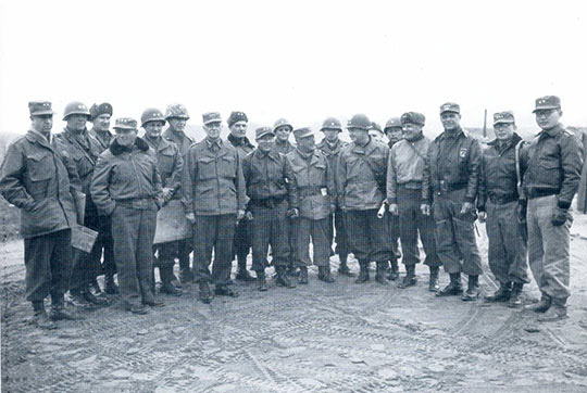 중공군 공세를 뒤집고 역전에 성공한 신임 미 8군 사령관 리지웨이 장군(오른쪽에서 셋째)이 경기도 여주에서 국군과 미군의 주요 지휘관 회의를 마친 뒤 촬영했다. 오른쪽에서 다섯째가 백선엽 1사단장.