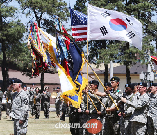 
 3일 오후 경기도 의정부시‘캠프 레드 클라우드’에서 한·미 양국 장병들이 태극기와 성조기, 부대기 등을 세워 들고 한·미 연합사단 편성식을 갖고 있다.
