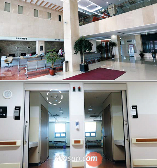 폐쇄된 평택성모병원… 배기구 없는 오른쪽 병실이 ‘진원지’- 국내 최초 메르스 확진 환자가 발생해 다른 환자들에게 옮기면서 ‘메르스 진원지’가 된 경기도 평택성모병원의 1층 로비 모습(위 사진). 병원 전체가 폐쇄되어 한산하다. 아래 사진은 첫 메르스 환자가 머물던 이 병원 8층 8104호실(오른쪽)과 옆방인 8103호실 정면 모습. 8104호실과 8103호실은 원래 하나였던 병실을 두 개로 나눈 탓에 공기가 밖으로 빠져나가는 배기구(동그라미 안)가 2개 모두 8103호실에만 있고, 최초 메르스 환자가 머물던 8104호실에는 없다. 그 때문에 최초 환자가 기침할 때마다 나온 고농도 메르스 바이러스가 공기 중에 가득차 8층 병동 전체로 확산되면서 확진자가 속출했을 가능성이 크다