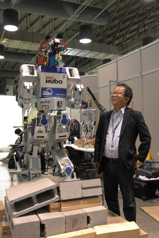 
	오준호 KAIST 기계공학과 교수가 미국 방위고등연구계획국(DARPA) 주최 ‘DARPA 로봇공학 챌린지(DRC)’ 결선 대회에 참가한 한국 최초 인간형 로봇 ‘휴보(HUBO)’를 바라보고 있다. /박건형 기자
