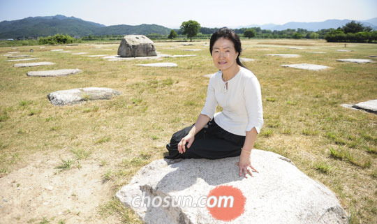 
	경주 황룡사지(皇龍寺址)를 찾은 소설가 강석경씨는“부처님오신날엔 사람들이 분황사에서 연등을 들고 나와 황룡사지를 한 바퀴 돌기도 한다”며 1000년 넘게 이어지는 불심(佛心)을 강조했다.
