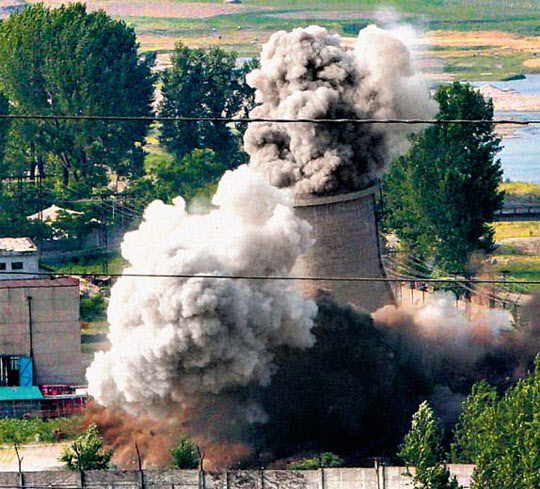 2008년 6월 27일 북한이 영변 5MW 원자로의 냉각탑을 폭파하고 있다. 북한은 2007년 북핵 6자회담 합의에서 영변의 5MW급 실험용 원자로, 재처리시설(방사화학실험실) 및 핵연료봉 제조시설의 불능화를 약속한 뒤 미국 CNN방송 등이 중계하는 가운데 냉각탑을 폭파했다./로이터 뉴시스
