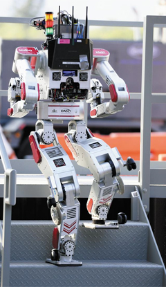 지난 5일(현지 시각) 미국에서 열린 ‘로봇 공학 챌린지(DRC)’ 대회에서 KAIST의 ‘휴보(HUBO)’가 계단을 내려오고 있다. 최고의 재난 수습 로봇을 가리는 이 대회에서 우승한 휴보는 2~3위 로봇들과 오는 10월 경기도 일산 킨텍스에서 열리는 로보월드 행사에서 다시 승부를 겨룬다.