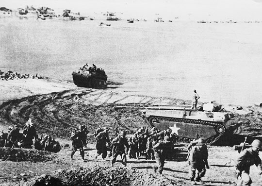 중공군 치하의 서울을 수복한 국군 1사단 15연대 장병들이 1951년 3월15일 흑석동에서 상륙 주정으로 마포에 내린 뒤 서울로 들어서고 있다.