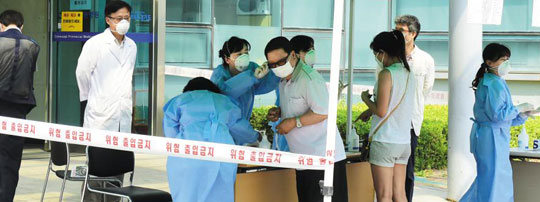 10일 전국 최초로 메르스 환자만을 진료하는‘메르스 전담병원’으로 지정된 경기도립 수원병원 앞 임시 진료소에서 방문객들이 의료진의 문진을 받고 있다.