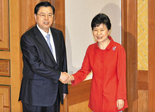 박근혜 대통령이 11일 청와대에서 장더장(張德江) 중국 전국인민대표대회 상무위원장을 접견하기에 앞서 악수를 하고 있다.