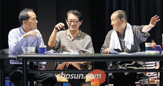 연습실에서 필자, 출연배우 전무송, 오태석(왼쪽부터) 씨 사진