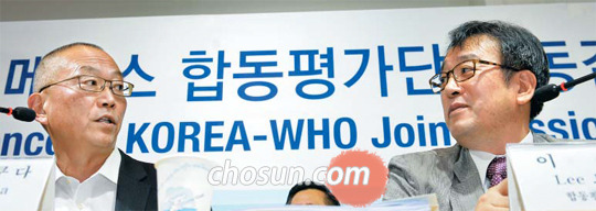 ‘한국―WHO 메르스 합동평가단’이 지난 13일 정부 세종청사에서 기자회견을 열고 “현재 한국에 지역사회 유행은 없지만, 지속적인 모니터링이 매우 중요하다”고 발표했다. 평가단 공동 단장을 맡은 후쿠다 게이지(사진 왼쪽) WHO 사무차장과 이종구 서울대 의대 글로벌의학센터장이 기자들 질문에 답하고 있다.