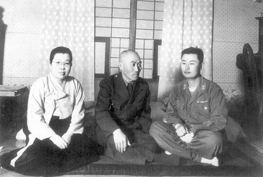 1951년 4월 초 1군단장으로 임명된 백선엽 장군(오른쪽)이 김활란 공보장관, 신성모 국방장관(왼쪽부터)과 저녁식사를 하기 전 찍은 사진이다.