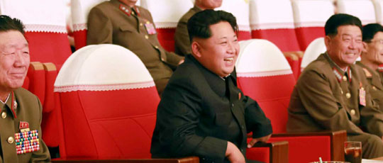 북한 김정은 노동당 제1비서가 조선인민군 제2차 군단예술선전대경연에서 당선된 예술선전대 공연을 관람했다고 노동신문이 15일 보도했다. 앞줄 왼쪽은 황병서 군 총정치국장, 오른쪽은 인민무력부장에 오른 것으로 보이는 박영식.