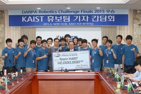 휴보를 개발한 ‘팀 KAIST’ 연구진이 16일 대전 KAIST 본관에서 화이팅을 외치고 있다. /KAIST 제공