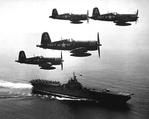 전쟁에 참전한 미 공군기가 항공모함 위를 비행하고 있다.