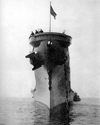6.25전쟁 기간 동안 동해안에서 작전을 수행한 미 7함대 소속 뉴저지함의 앞 모습.
