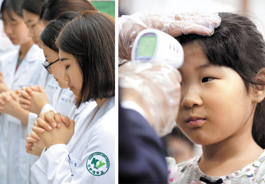 (왼쪽 사진)17일 대전 건양대병원 간호대학 건물 앞에서‘예비 간호사’들인 간호학과 학생들이 모여 심폐소생술을 하다가 감염된 건양대 병원 선배 간호사의 쾌유를 기원하는 기도를 하고 있다. (오른쪽 사진)17일 서울의 한 초등학교에서 여학생이 체온을 재고 있다. 메르스 확산을 방지하기 위해 전국 모든 학교에서는 학생들 체온을 체크하고 있다.