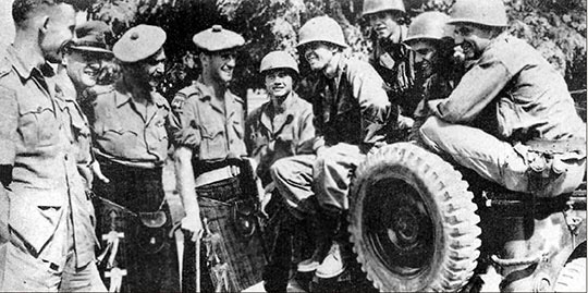1950년 10월 북진 길에 서로 만난 미군과 스코틀랜드 출신 영국 사병이 서로 환담하고 있다. 영국군은 강인한 군인정신으로 이름이 높았다.