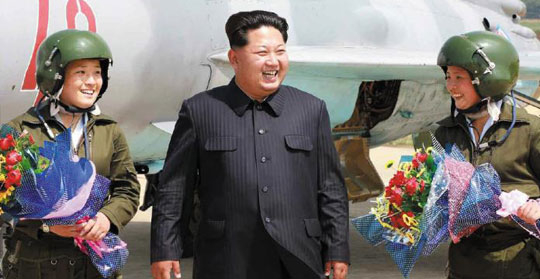 북한 김정은 노동당 제1비서가 북 최초의 여성 초음속 전투기 비행사들의 훈련 비행을 참관해 격려했다고 22일 노동신문이 보도했다.