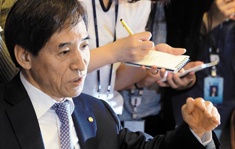 메르스 사태로 인한 경기 침체 우려가 확산되고 있는 가운데 24일 이주열 한국은행 총재가 희망의 메시지를 던졌다.