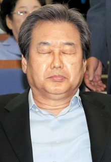
	25일 열린 새누리당 긴급의원총회에서 김무성 대표가 눈을 감은 채 생각에 잠겨 있다.
