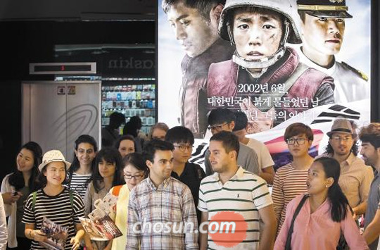 
	25일 서울 용산구의 한 영화관에서 외국인 유학생들이 영화 ‘연평해전’을 관람하기 위해 입장하고 있다.
