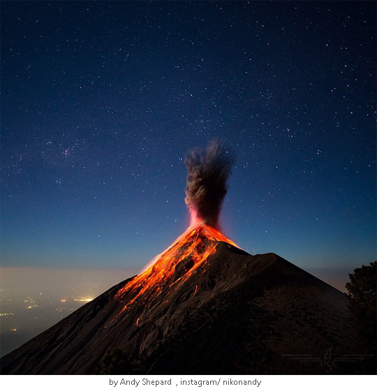 과테말라, 폭발하는 화산과 별들의 향연