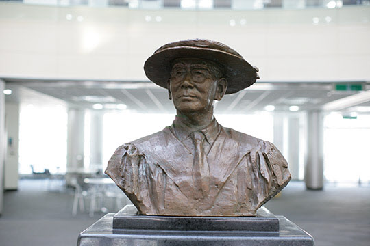 포항공과대학교(포스텍)의 박태준학술정보관 안에 위치한 ‘박태준 흉상’

*박태준 전신상과 흉상은 현재 중국 미술원장이며 세계적 거장으로 평가받는 우웨이산(吳爲山)의 작품이다. 우웨이산은 창작에 앞서 이대환의 평전 『박태준』 중국어판을 읽었다.