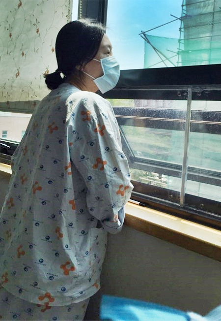 심폐소생술을 하다가 중동호흡기증후군(메르스)에 감염됐던 건양대병원 신교연(39) 수간호사가 29일 국가 지정 격리 병동에서 바깥 풍경을 바라보고 있다. 신씨는 1차 검사에서 음성이 나와 완연한 회복세를 보이고 있다.