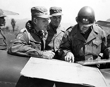 1951년 4월 중공군 5차 1단계 공세를 막기 위해 작전 회의 중인 리지웨이 유엔군 총사령관, 밴 플리트 미 8군 사령관, 윌리엄 호그 미 9군단장(왼쪽부터).