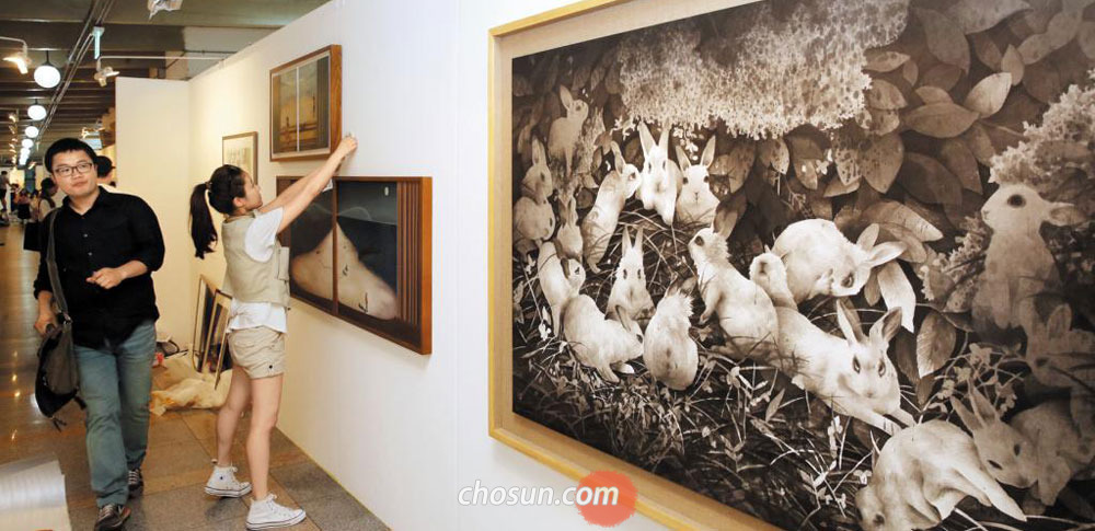 6일‘2015 아시아프’개막을 앞둔 문화역서울 284(옛 서울역사) 전시장에서 1부 참여 작가들이 작품 설치를 하느라 바쁘게 움직이고 있다.