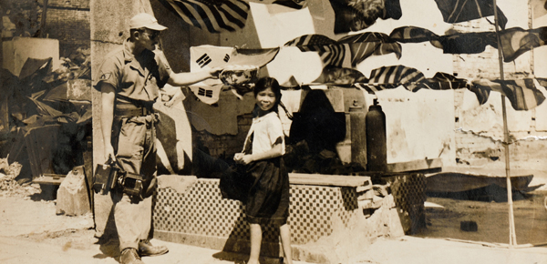 1951년 덕수궁 앞에서 만국기 장사를 하는 박영자(오른쪽)씨의 모습 사진