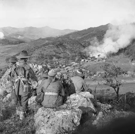 중공군과 맞붙어 백병전까지 펼쳤던 영연방 27여단 소속 오스트레일리아 군인들이 고지 밑을 내려다 보는 모습이다.